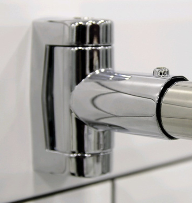 Karniz_dlya_shtory_na_vannu_Oregona_front_khrom