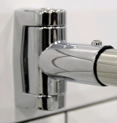 Karniz_dlya_shtory_na_vannu_Sorrento_130kh130_khrom