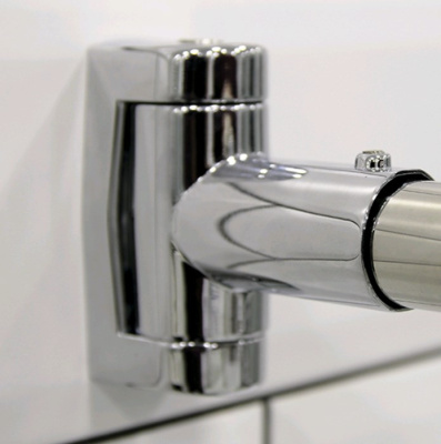 Karniz_dlya_shtory_na_vannu_Moderna_khrom