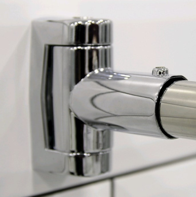 Karniz_dlya_shtory_na_vannu_Irma_160kh105_khrom