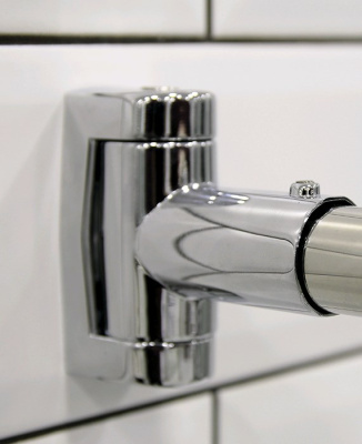 Karniz_dlya_shtory_na_vannu_Alteya_khrom