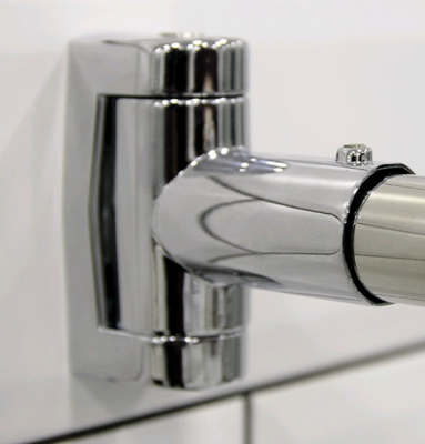 Karniz_dlya_shtory_na_vannu_Sorrento_140kh140_khrom