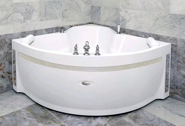 Gorizontalnaya_vstavka_Kristally_Swarovski_na_frontal'nuyu_panel_Sorrento